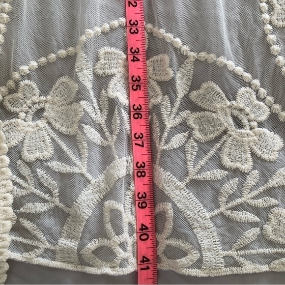 Windsor Ivory Lacey Embroidered Robe - Picture 11 of 12